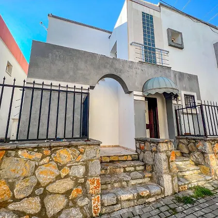 Spacious 2 Bedroom House With A View In Konacik *